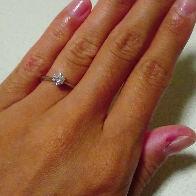 【アイプリモ(I-PRIMO)の口コミ】 指が細いので、婚約指輪も細めで指がきれいに見えるものを探していました…