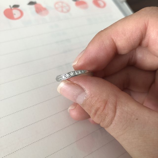 【銀座ダイヤモンドシライシの口コミ】 いろいろと悩みましたが、ダイヤモンドが斜めに綺麗に入っているデザイン…