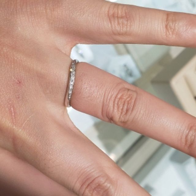 【A・D・A(エー・ディー・エー)の口コミ】 指がきれいに見えるウェーブラインとそれに沿って配置されたダイヤモンド…