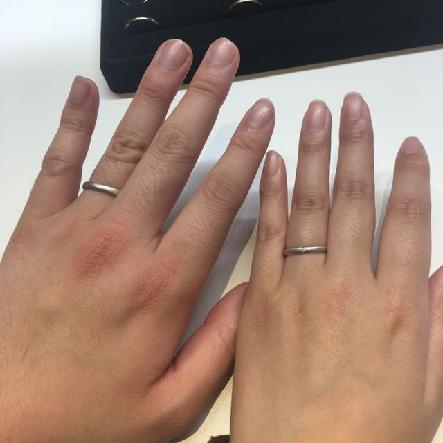 【BRILLIANCE+(ブリリアンスプラス)の口コミ】 結婚指輪のデザインはシンプルな形を探していたので、オーバルをチョイス…