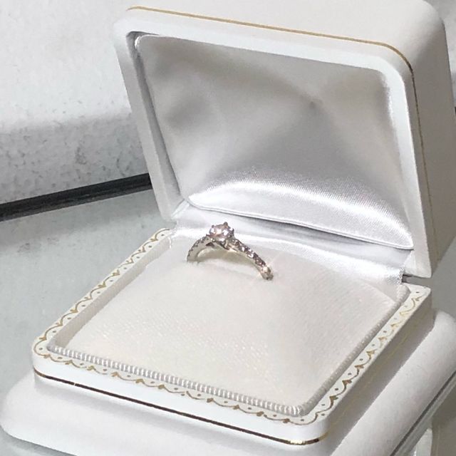 【リューツウの口コミ】 他店でほぼ決まっていたのですが同デザインなのに石の大きさが大きく、ク…