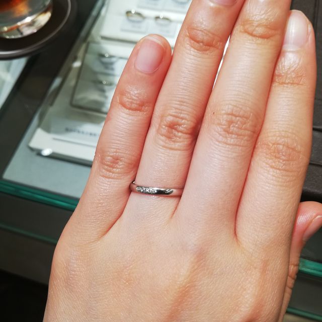 【銀座ダイヤモンドシライシの口コミ】 指輪のつけ心地が良く、流れるメレダイヤモンドがキラキラと輝いて素敵で…