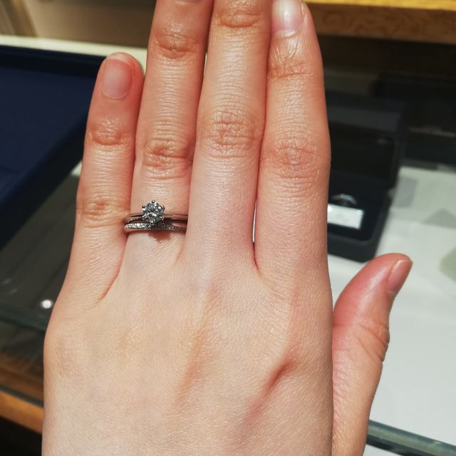 【銀座ダイヤモンドシライシの口コミ】 指輪のつけ心地が良く、流れるメレダイヤモンドがキラキラと輝いて素敵で…