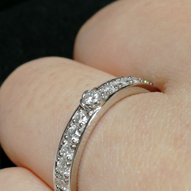 【DIYARTH(ディヤース)の口コミ】 とにかくきらびらやかな指輪を試着してみたいと相談し、ハーフタニティの…