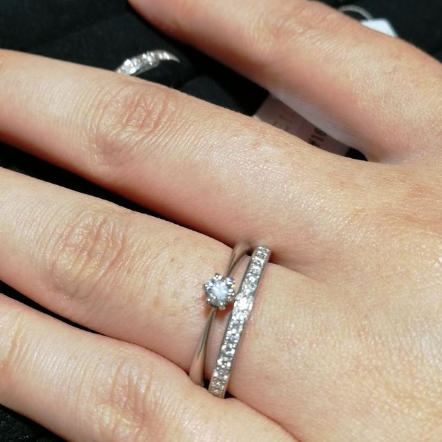 【DIYARTH(ディヤース)の口コミ】 とにかくきらびらやかな指輪を試着してみたいと相談し、ハーフタニティの…