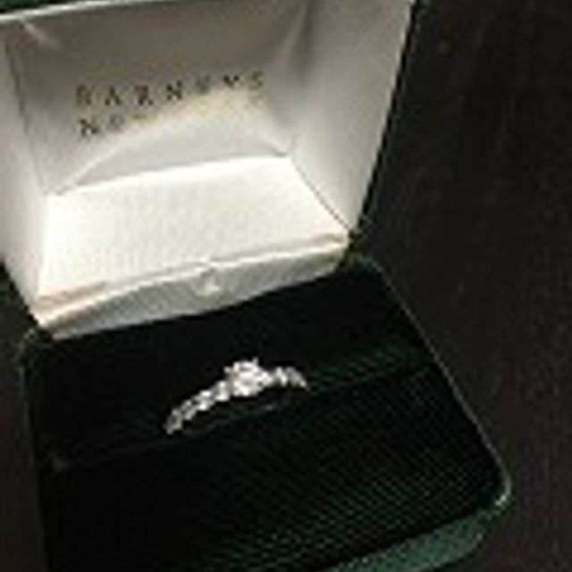 【バーニーズニューヨーク(BARNEYS NEW YORK)の口コミ】 婚約指輪を買いました。一粒ダイヤだと日常使いができないので、エタニテ…