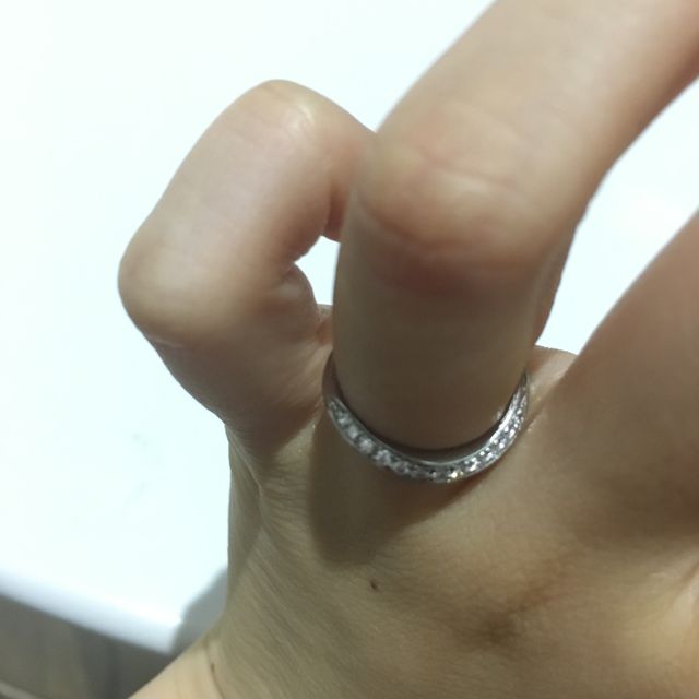 【ラザール ダイヤモンド(LAZARE DIAMOND)の口コミ】 婚約指輪とセットでつけたかったので、婚約指輪の丸みに沿う指輪を探して…