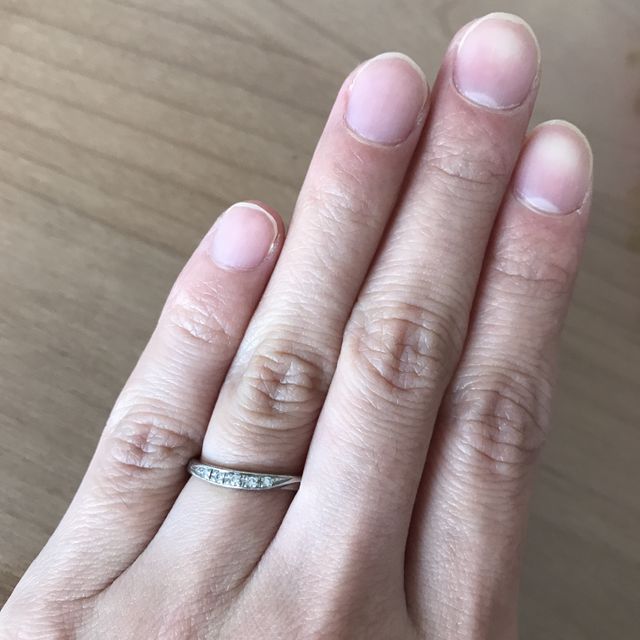 【ラザール ダイヤモンド(LAZARE DIAMOND)の口コミ】 プラチナ素材で、ダイヤモンドが5つ付いており、見た目も華やかです。
少…