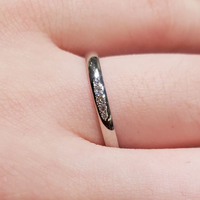 【アイプリモ(I-PRIMO)の口コミ】 シンプルなデザインですがダイヤが5石も埋め込まれており、キラキラとした…