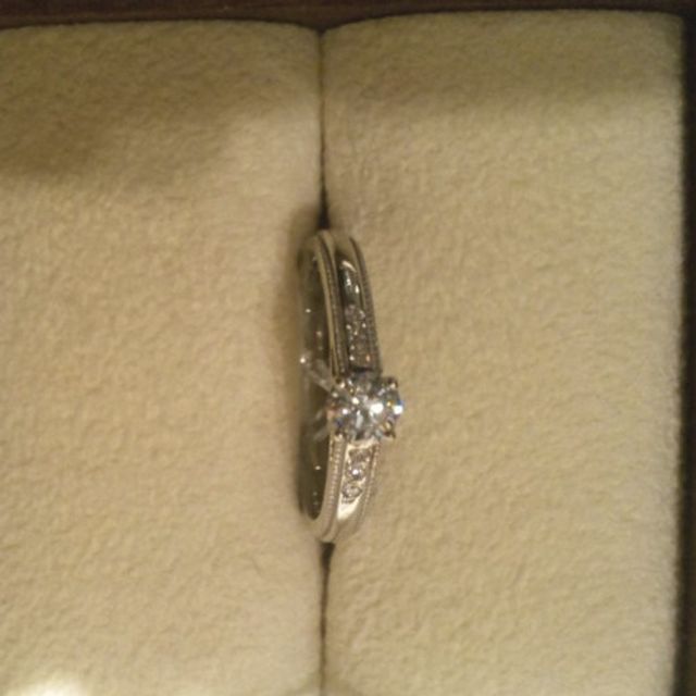 【PORTADA(ポルターダ)の口コミ】 上下にあるミル打ちの細工が繊細で上品な印象がありますし、ぱっと見た感…