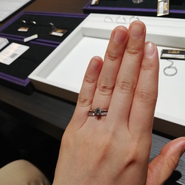 【DIYARTH(ディヤース)の口コミ】 シンプルなプラチナのみの指輪を検討していましたが、段々とダイヤモンド…