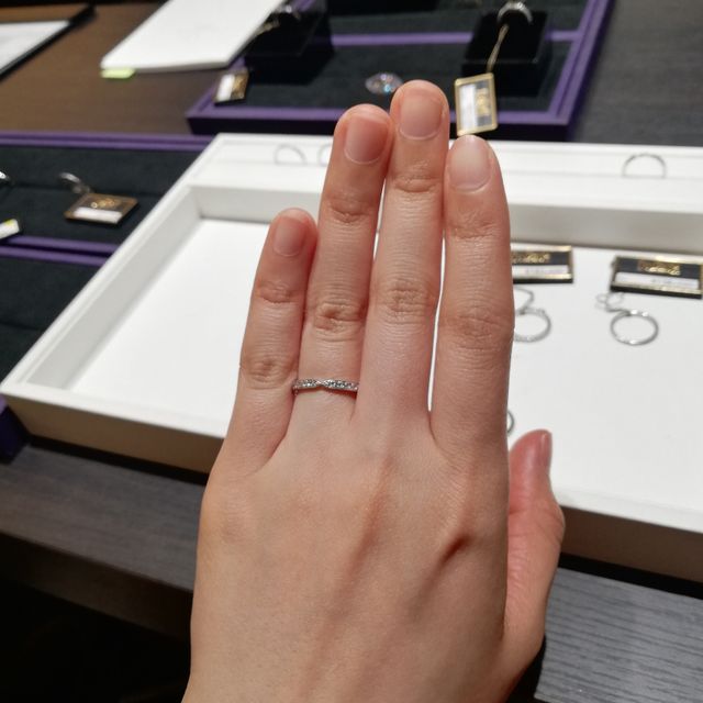 【DIYARTH(ディヤース)の口コミ】 シンプルなプラチナのみの指輪を検討していましたが、段々とダイヤモンド…