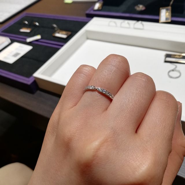 【DIYARTH(ディヤース)の口コミ】 シンプルなプラチナのみの指輪を検討していましたが、段々とダイヤモンド…