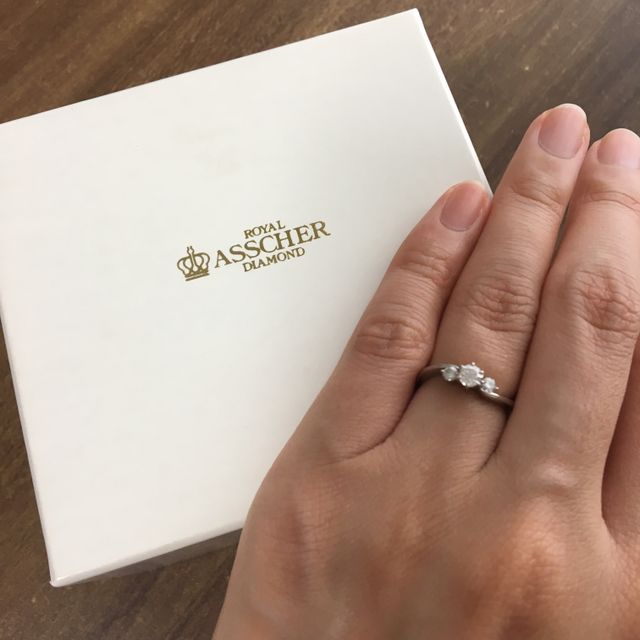 【ROYAL ASSCHER(ロイヤル・アッシャー)の口コミ】 予算内であったこと、のちに買う結婚指輪と重ねづけできるデザインを希望…
