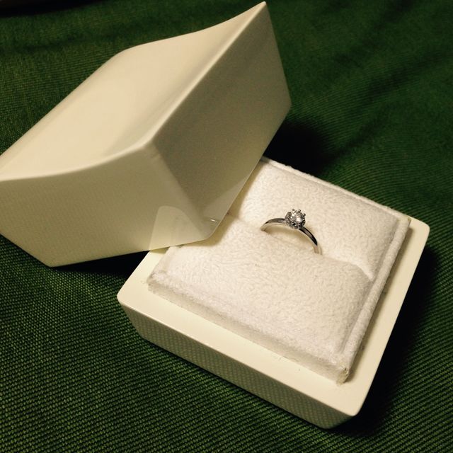 【LUCIE(ルシエ)の口コミ】 メインのダイヤの周りを、小さなダイヤが取り囲むように配置されており、…