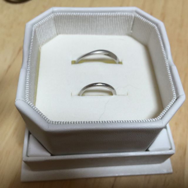 【4℃ BRIDAL(ヨンドシーブライダル)の口コミ】 とにかくシンプルなデザインを好きな私と、シンプルではあるが、お洒落な…