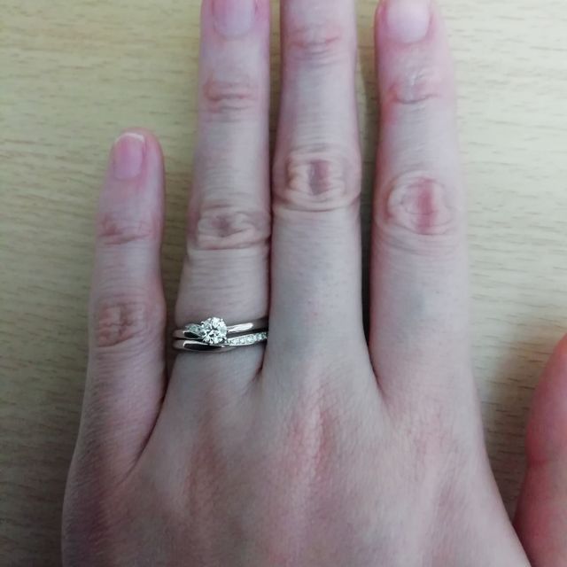 【俄(にわか)の口コミ】 細見で婚約指輪と重ねて着けた時のデザインが素敵でした。指の細い主人に…