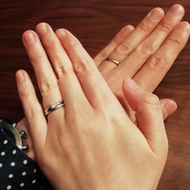 【俄(にわか)の口コミ】 細見で婚約指輪と重ねて着けた時のデザインが素敵でした。指の細い主人に…