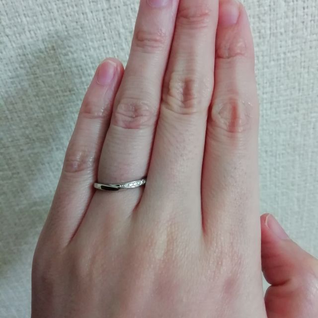 【俄(にわか)の口コミ】 細見で婚約指輪と重ねて着けた時のデザインが素敵でした。指の細い主人に…