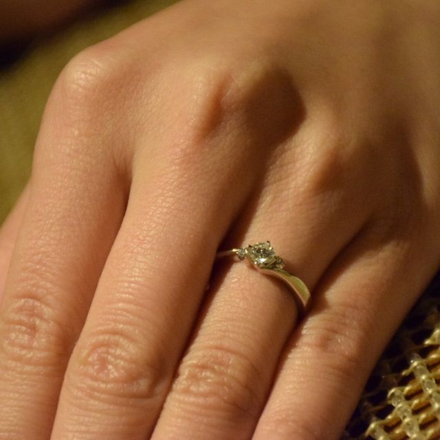 【アイプリモ(I-PRIMO)の口コミ】 センターに一つ大きな石があるので存在感を出し、そのサイドに小さな石が…