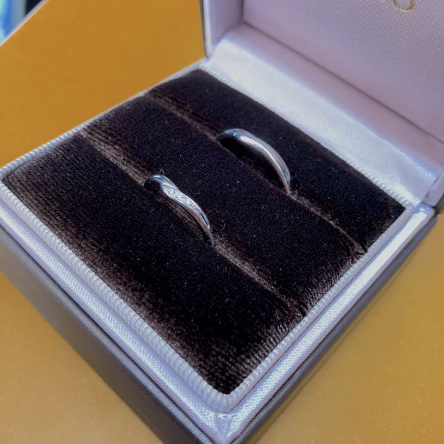 【アイプリモ(I-PRIMO)の口コミ】 婚約指輪と一緒に付けられる指輪だったので購入しました。V字のデザインに…