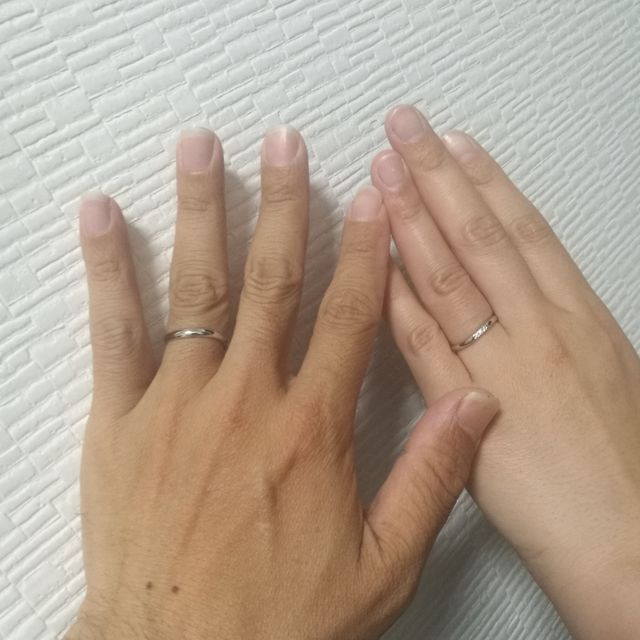 【4℃ BRIDAL(ヨンドシーブライダル)の口コミ】 シンプルなタイプを探していましたが、一見シンプルなのにウェーブライン…