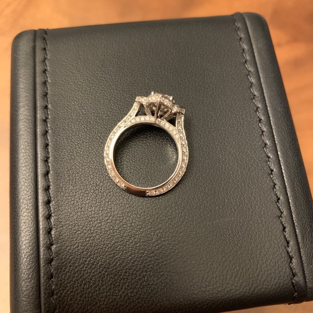 【グラフ(GRAFF)の口コミ】 どこから見てもダイヤがびっしり付いているところ、デザインが唯一無二で…