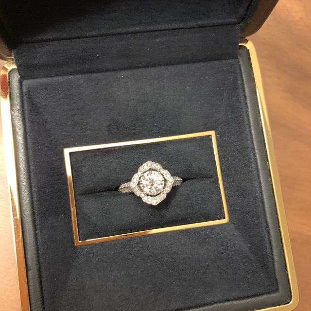 【グラフ(GRAFF)の口コミ】 どこから見てもダイヤがびっしり付いているところ、デザインが唯一無二で…