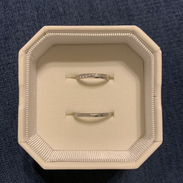 【4℃ BRIDAL(ヨンドシーブライダル)の口コミ】 華奢で、女性らしく可愛い指輪を探しておりました。
デザインは、半周なな…