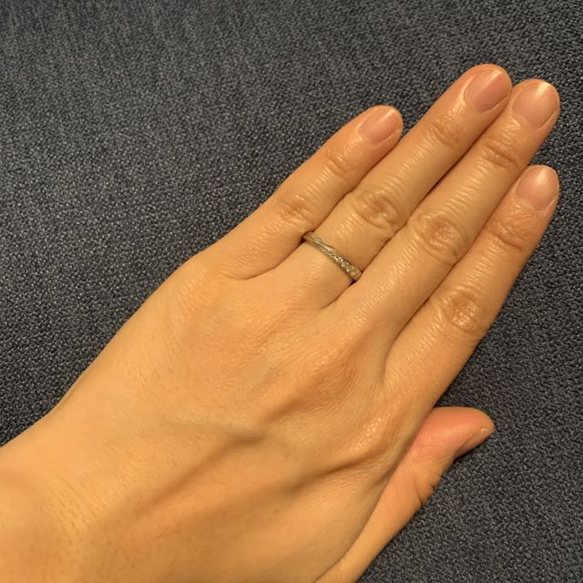 【4℃ BRIDAL(ヨンドシーブライダル)の口コミ】 華奢で、女性らしく可愛い指輪を探しておりました。
デザインは、半周なな…