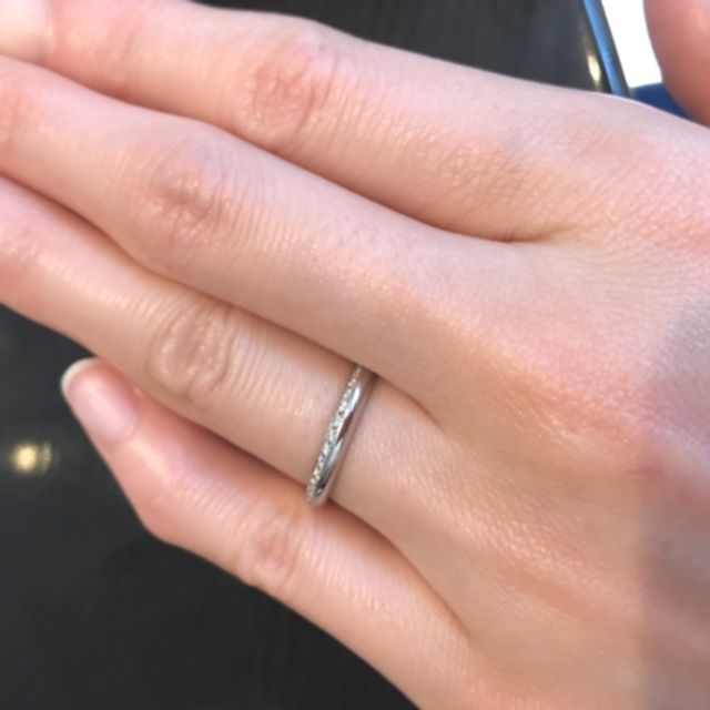【ケイウノ ブライダル(K.UNO BRIDAL)の口コミ】 リングの側面というか上部に三日月の形を模したデザインでダイヤモンドが…