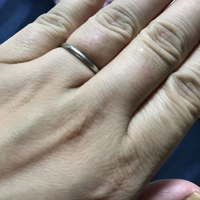 【4℃ BRIDAL(ヨンドシーブライダル)の口コミ】 婚約指輪と重ね付けしても派手になり過ぎないようなシンプルなデザインの…