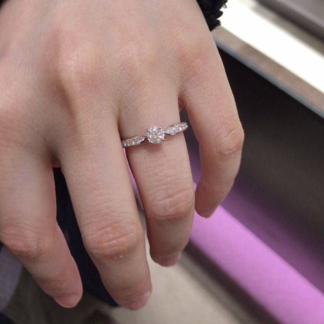 【俄(にわか)の口コミ】 購入候補で最後まで迷っていた指輪です。
爪が4つなので離れて見るとダイ…