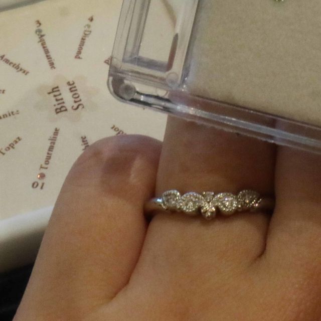 【ケイウノ ブライダル(K.UNO BRIDAL)の口コミ】 植物の百合をモフーフとしたデザインです。煌びやかで、mil打ちの技術がふ…