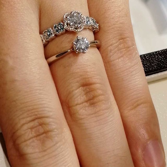 【CHARMY(チャーミー)の口コミ】 婚約指輪を探して、まだデザインの模索中で、変わったデザインと普通の縦…