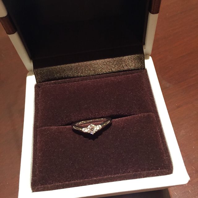 【アイプリモ(I-PRIMO)の口コミ】 S字のものと迷いましたが、何度も試着し指が綺麗に見えるV字のものにしま…