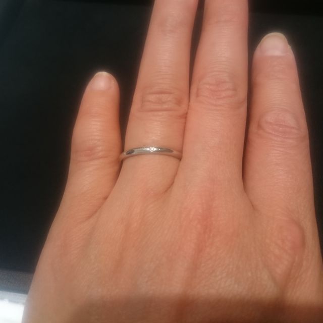 【ティファニー(Tiffany & Co.)の口コミ】 ストレートの指輪が希望だったのでこの指輪を試着させてもらいました。シ…