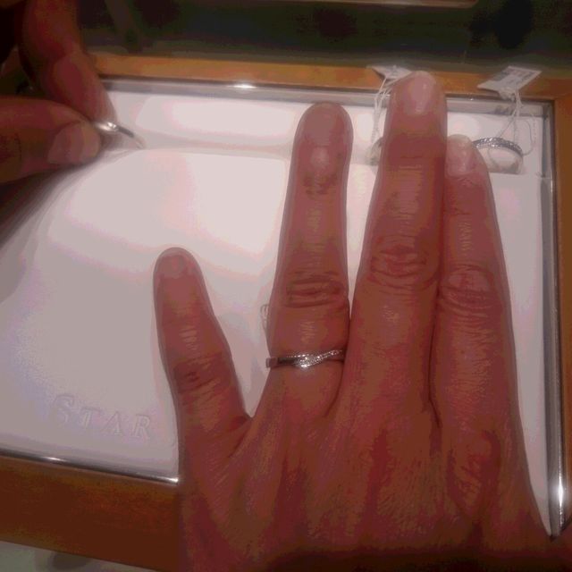 【STAR JEWELRY(スタージュエリー)の口コミ】 デザインが珍しいデザインだったので試着させてもらいました。中心がウエ…