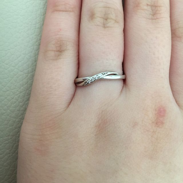 【4℃ BRIDAL(ヨンドシーブライダル)の口コミ】 婚約指輪よりお揃いでつける結婚指輪にお金をかけたくて、
リングが2ライ…