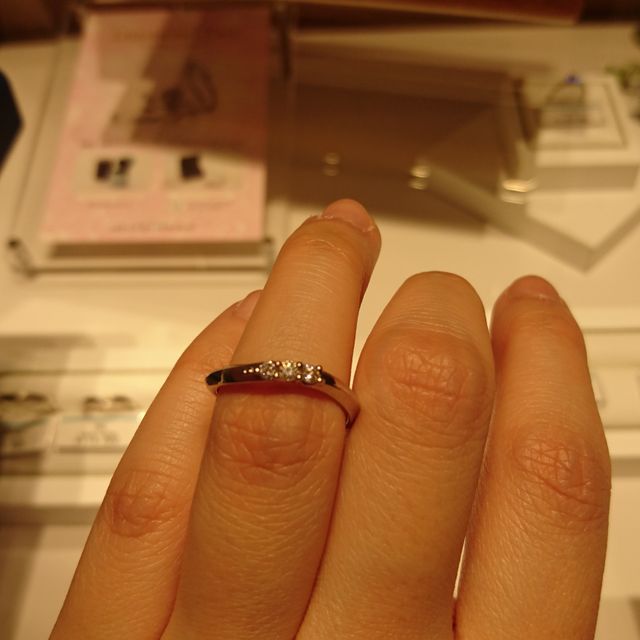 【銀座ダイヤモンドシライシの口コミ】 ダイヤがついていて、とても綺麗な指輪です。ちょっとウェーブがあるデザ…