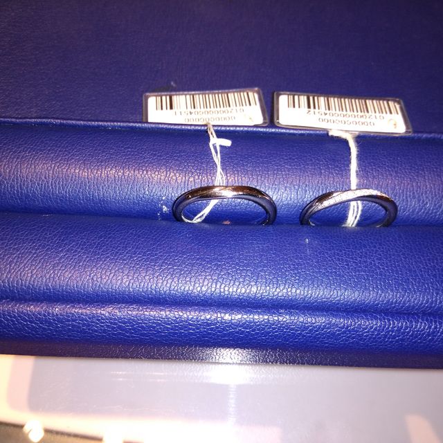 【銀座ダイヤモンドシライシの口コミ】 ほどよくダイヤがあり、とても上品でキレイなデザインでした。彼のリング…