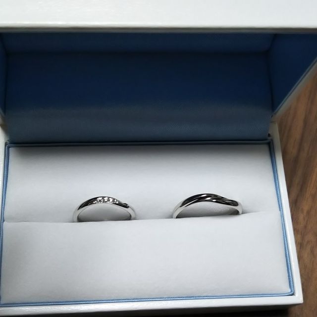 【GALA JEWELRY(ガラジュエリー)の口コミ】 ウェーブが特徴のマリッジリングで、きれいなラインだと感じました。また…