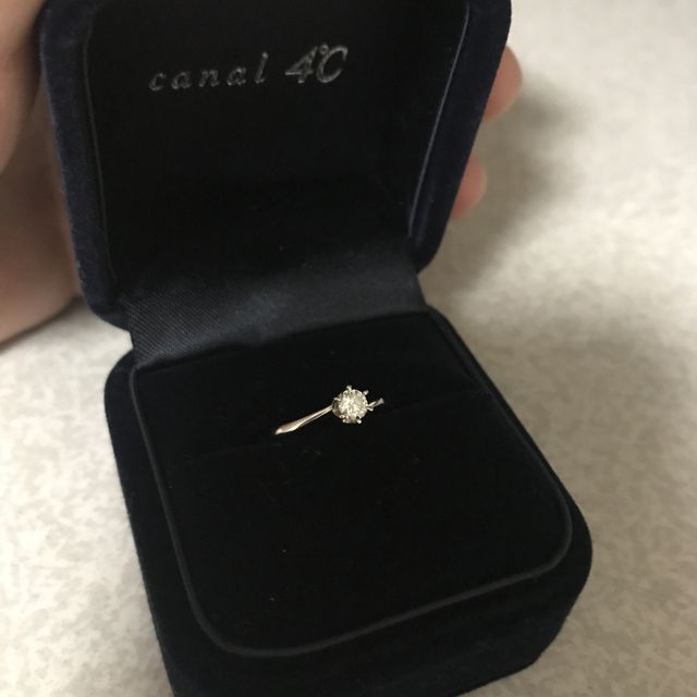 【canal4℃(カナルヨンドシー)の口コミ】 社会人入社1年目の主人が購入してくれた婚約指輪だったので、デザインより…