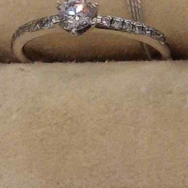 【BRIDGE(ブリッジ)の口コミ】 指輪のデザインは1石＋メレダイヤです。一番のお気に入りポイントは四角い…