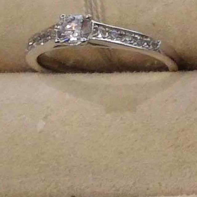 【BRIDGE(ブリッジ)の口コミ】 指輪のデザインは1石＋メレダイヤです。一番のお気に入りポイントは四角い…