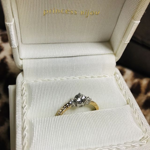 【Princess Bijou(プリンセス・ビジュー)の口コミ】 ディズニープリンセスが好きだからと
婚約指輪は真ん中のダイヤがでっかく…