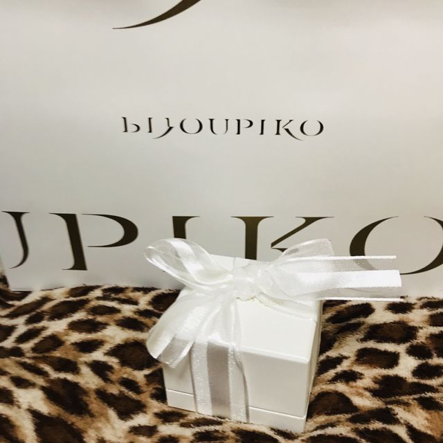 【Princess Bijou(プリンセス・ビジュー)の口コミ】 ディズニープリンセスが好きだからと
婚約指輪は真ん中のダイヤがでっかく…