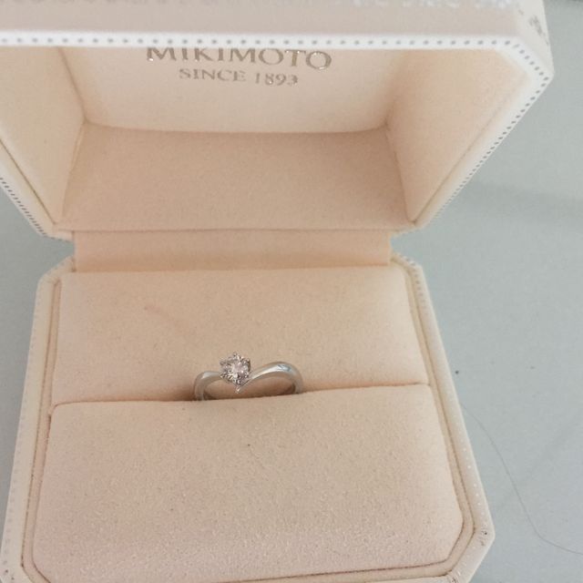 【MIKIMOTO(ミキモト)の口コミ】 婚約指輪のダイヤのカットがとても素敵で、キラキラ輝くところに心が惹か…