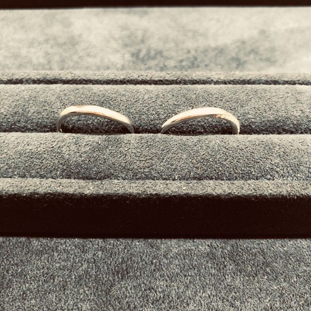 【4℃ BRIDAL(ヨンドシーブライダル)の口コミ】 色々悩みましたが、
デザインもさりげなくダイヤが見えるので、普段使いも…