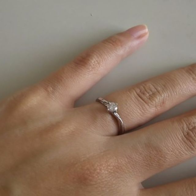 【俄(にわか)の口コミ】 ひねりの入った、でもシンプルなデザインの指輪を探していました。この指…